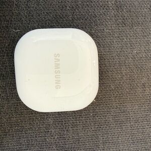 Samsung Glossy White Earbuds Case and sage green right earbud.